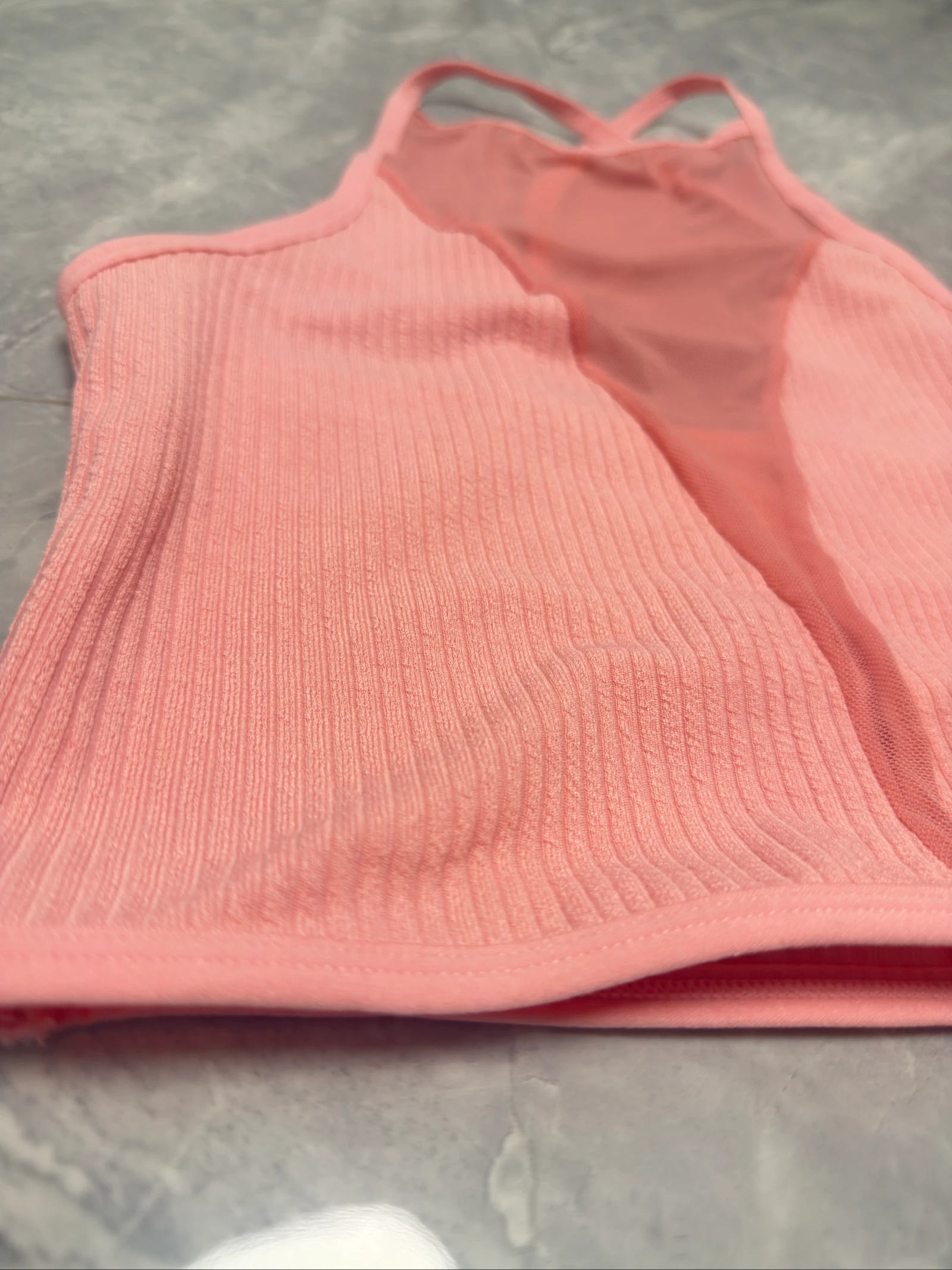 Haut court rose en côtes avec détail de maille dans le décolleté | Taille L – photo 3